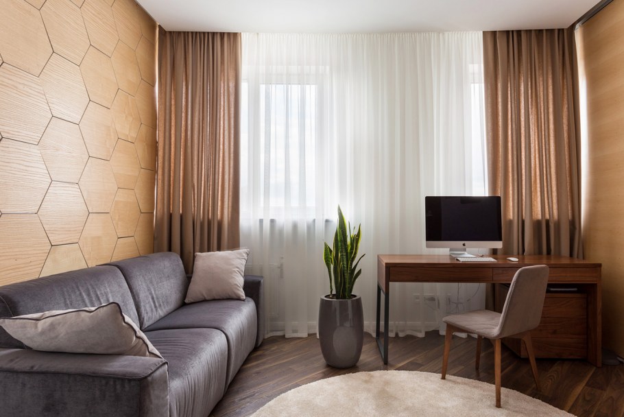 Гостиная с коричневыми шторами