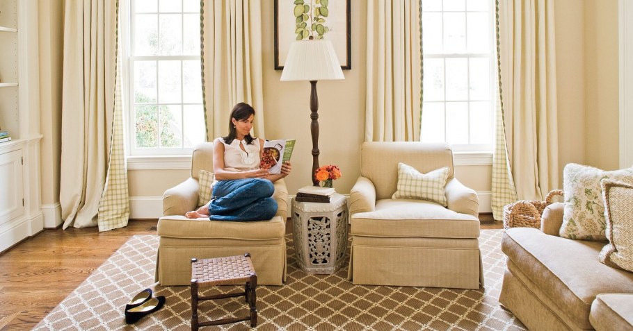 Шторы в интерьере гостиной теплых оттенков