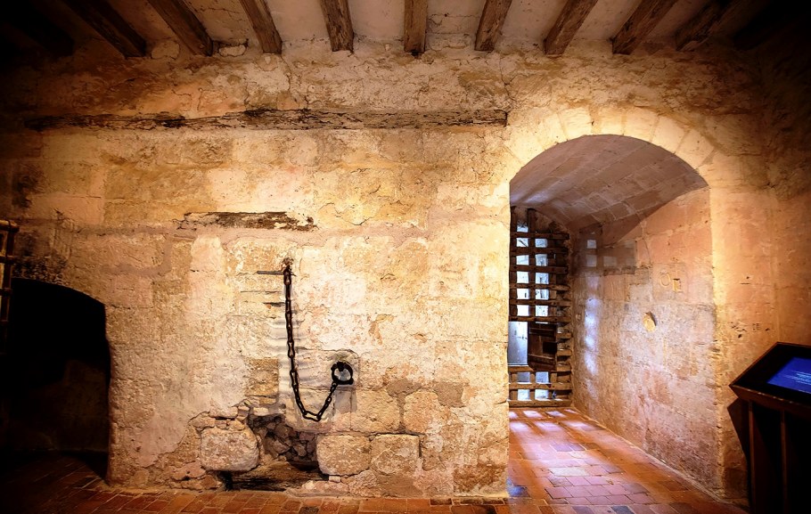 Замок лош камера пыток