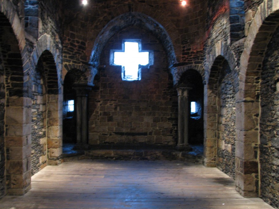 Каменная стена внутри замка