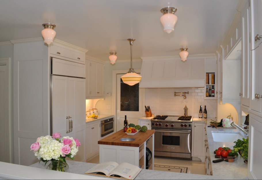 Бра над кухонным столом