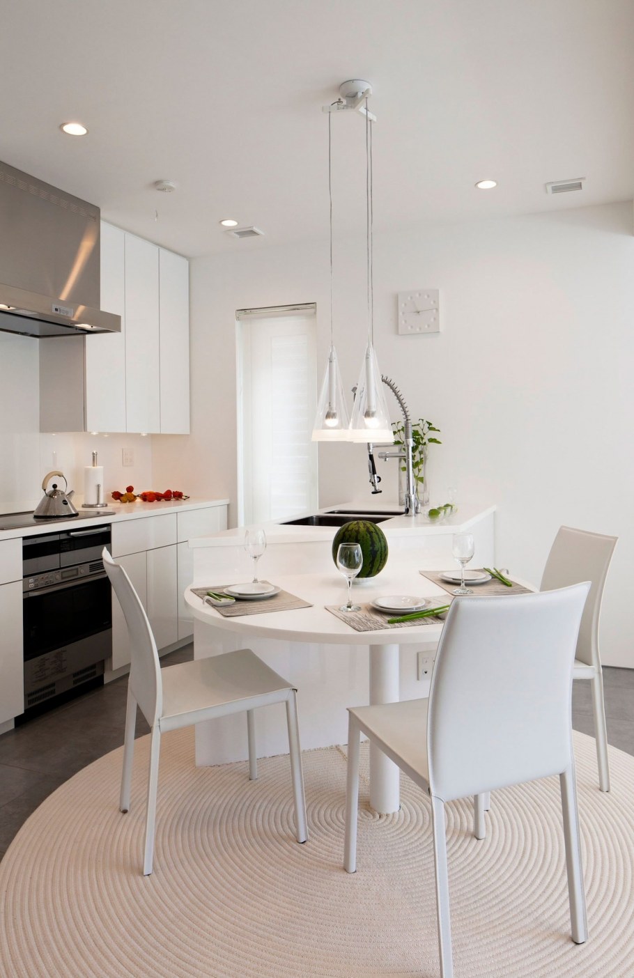 Кухня в светлых тонах в современном стиле