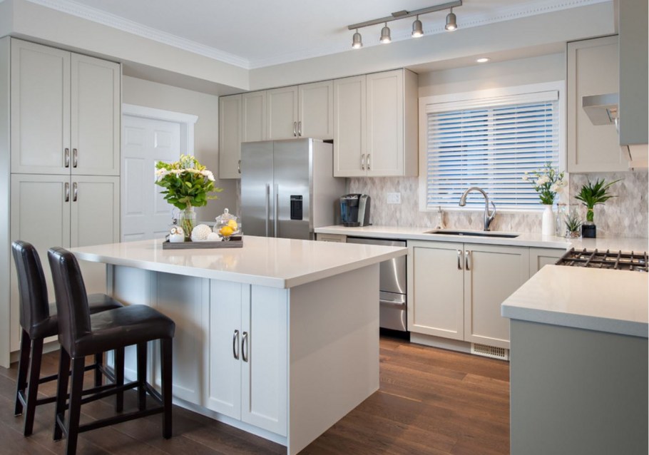 Натяжные потолки в интерьере кухни