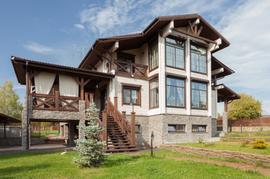 Трехэтажный деревянный дом