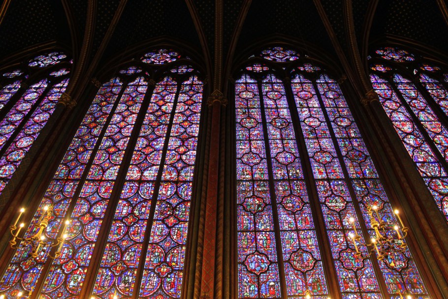 Романский стиль потолок