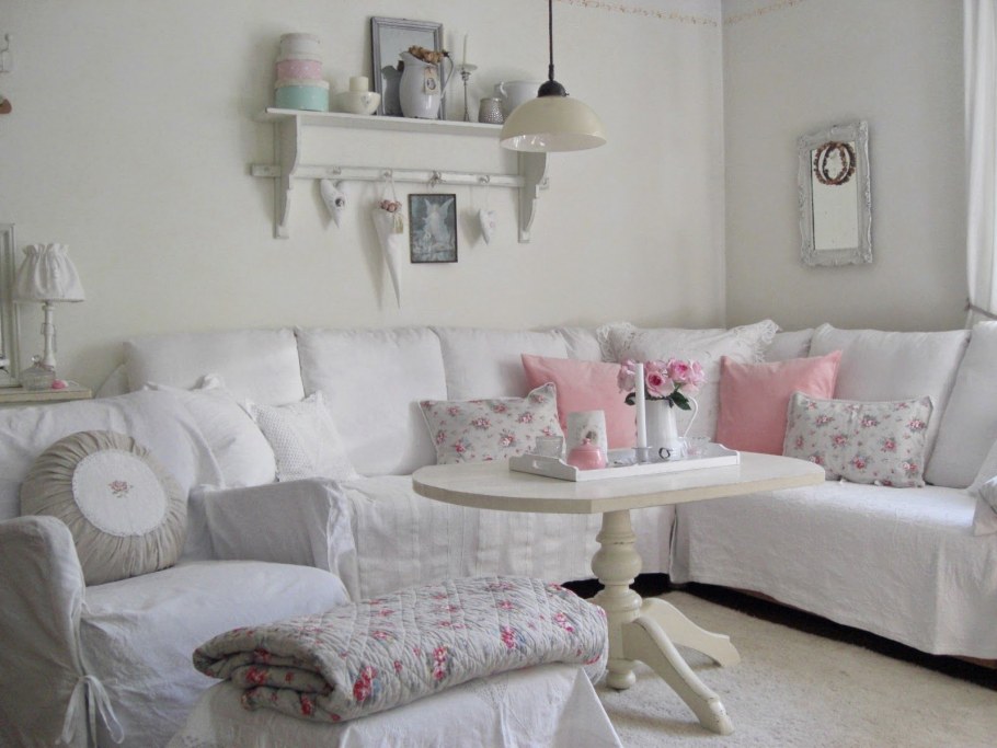 Комната в стиле шебби Шик с диваном