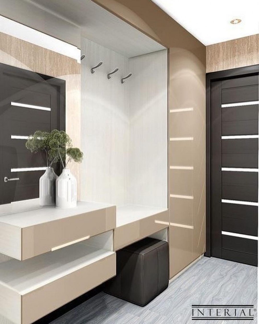 Маленькая квадратная прихожая