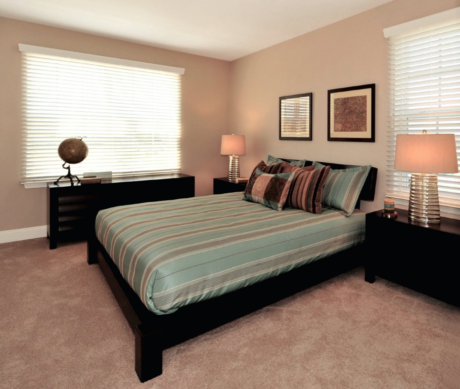 Комната с темной мебелью