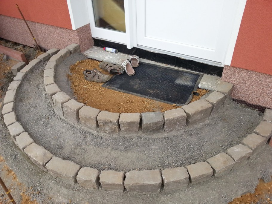 Красивое бетонное крыльцо