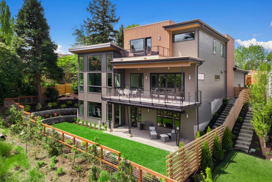 Трехэтажный дом с плоской крышей