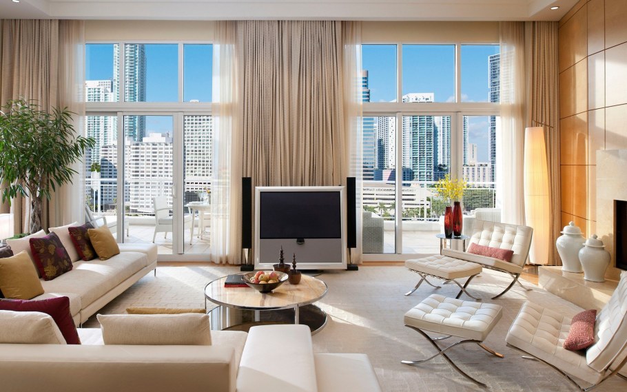 Уютная гостиная с панорамными окнами