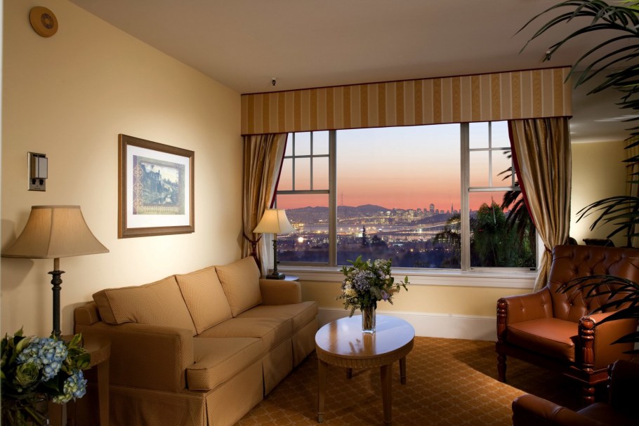 Интерьер комнаты с окном