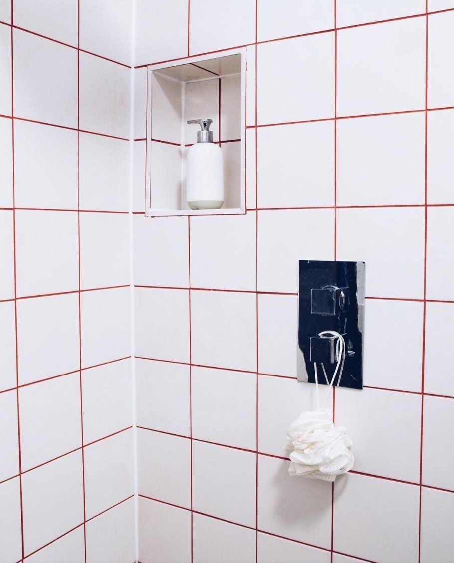 Белая плитка с цветной затиркой