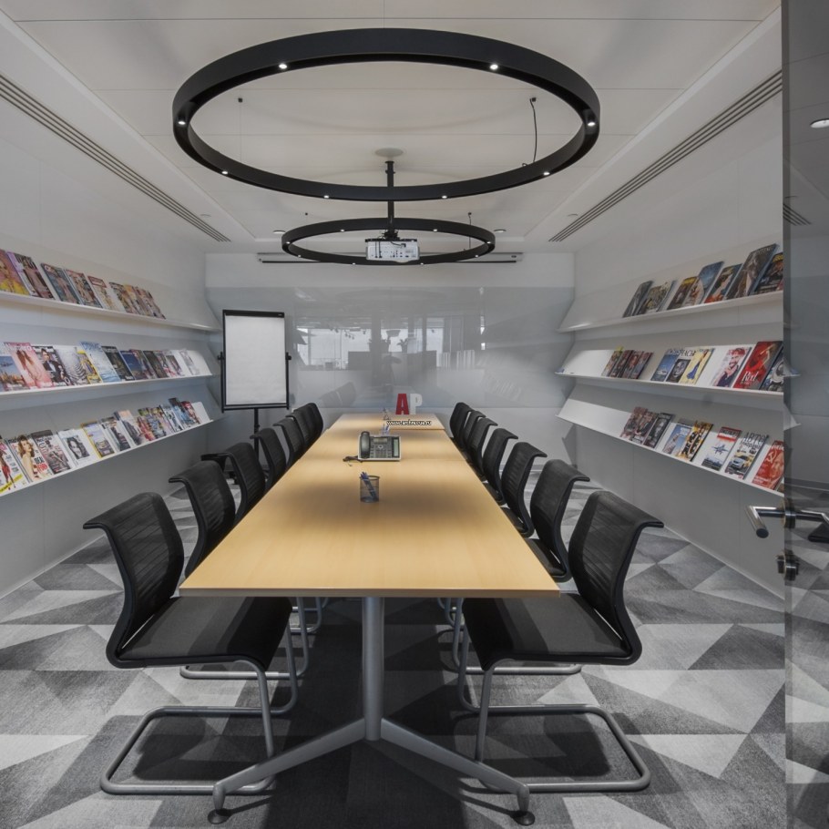 Hi tech стиль квартиры. кванториум лаборатории. Hi tech интерьер квартиры. сервисный центр хайтек. интерьер в черно белых тонах.