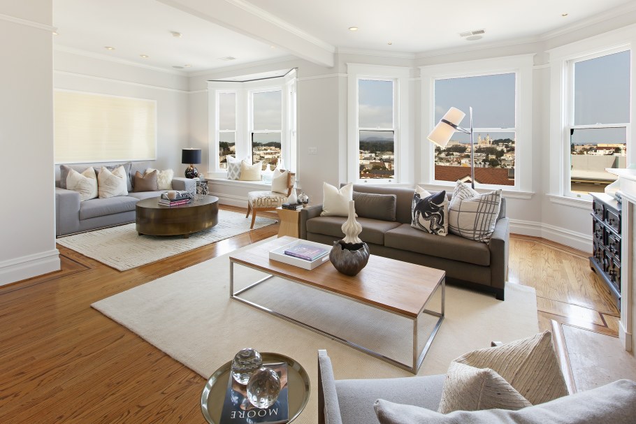 Кресла в интерьере гостиной реальные фото