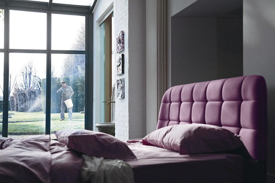 Кровать с боку