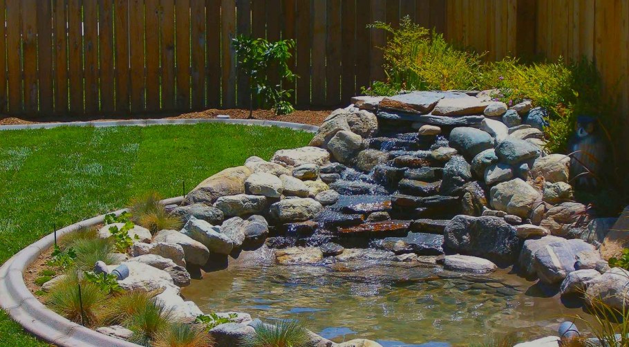 Альпийская горка совмещенная с прудиком на даче