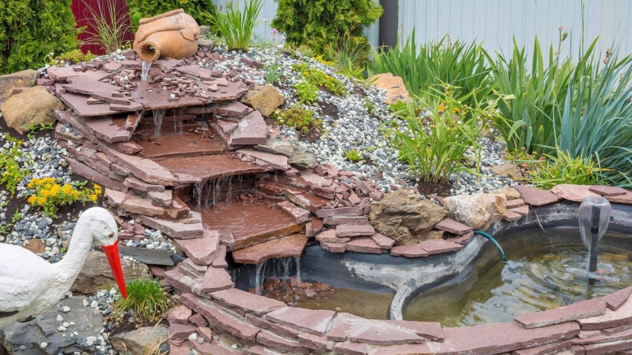 Альпийская горка с прудиком и камнями