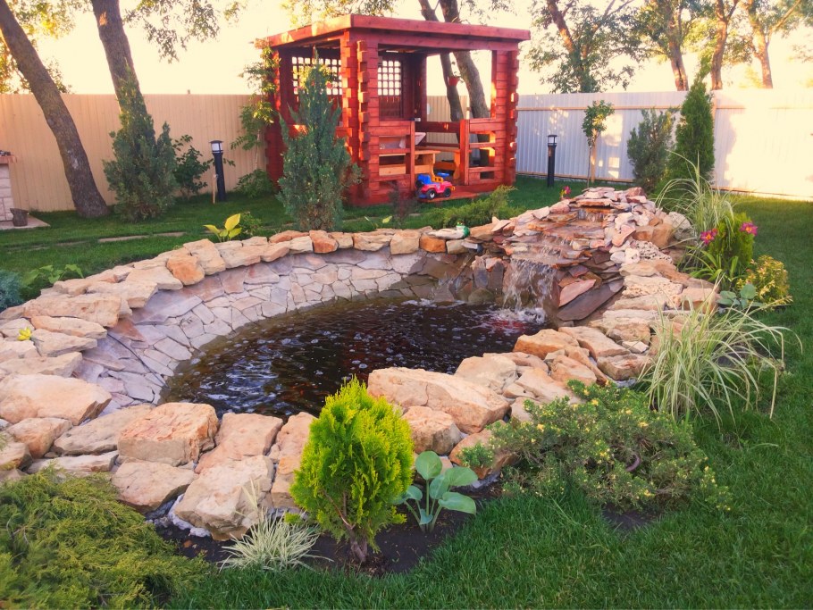 Пруд с водопадом и альпийской горкой