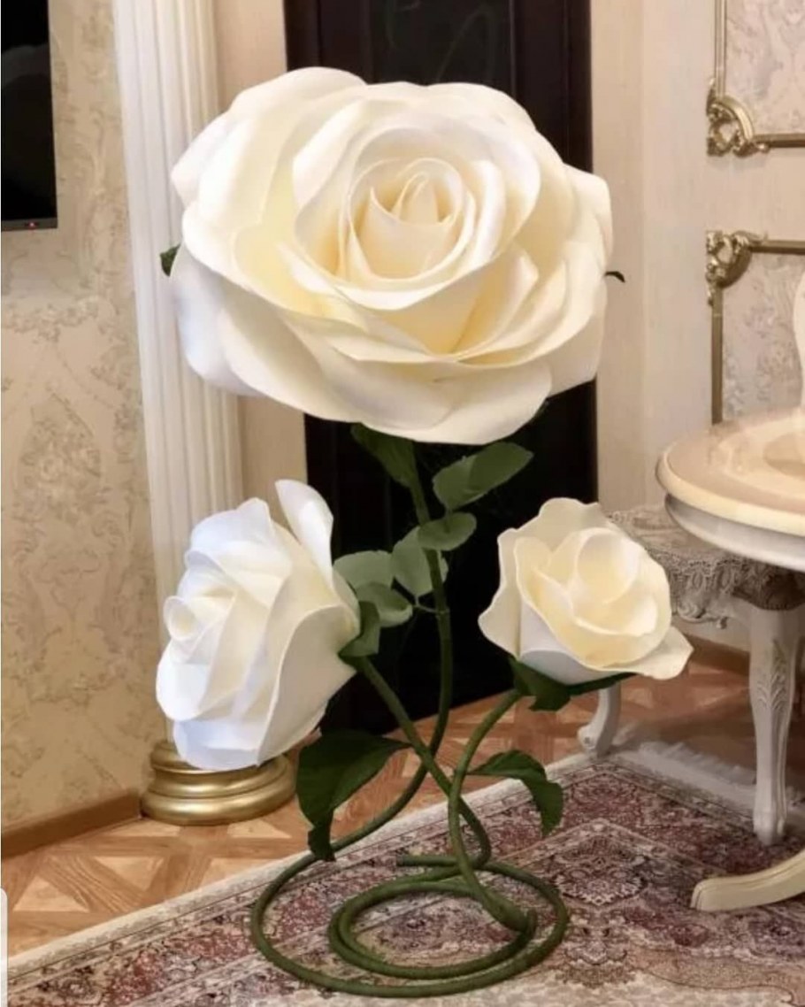 Букет роз в круглой железной вазе