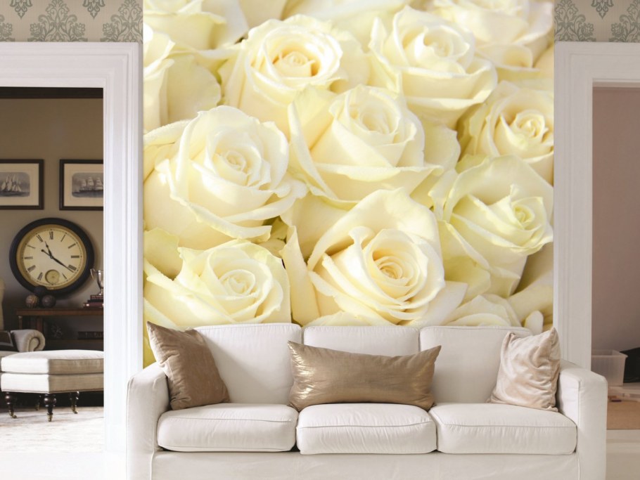 Фотообои белые розы в интерьере гостиной