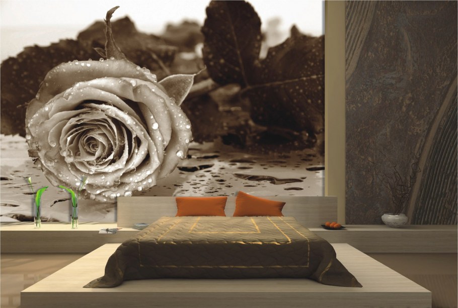 Ваза с цветами на столике