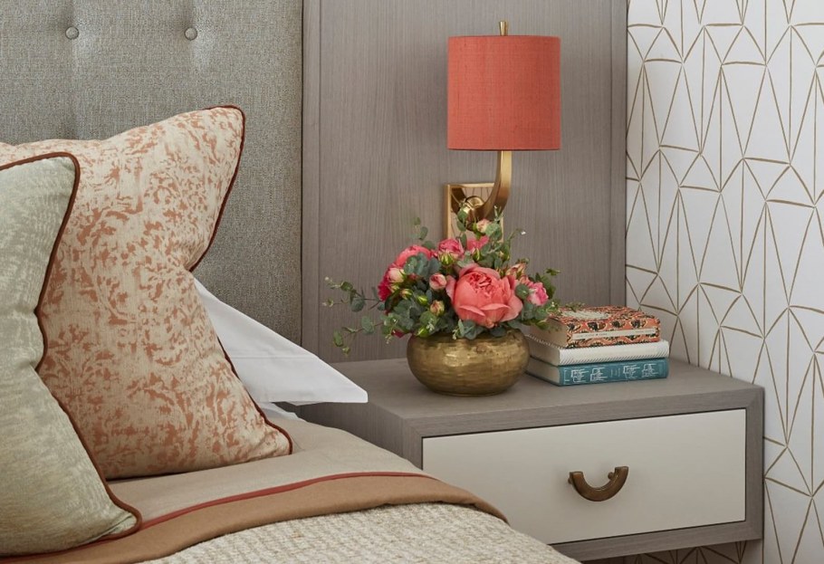 Большой цветок чайной розы около серой стены