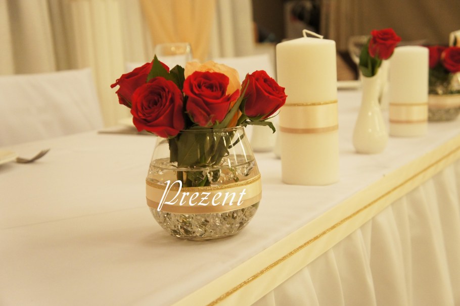 Розы на белом диване