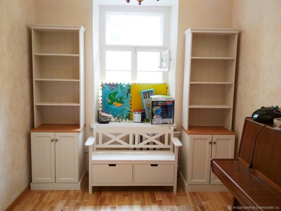 Шкафчики у окна в спальне