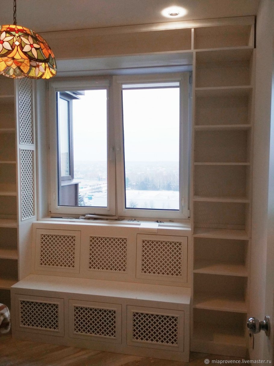 Стол у окна