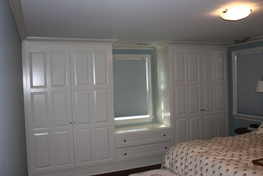 Шкаф около окна в спальне