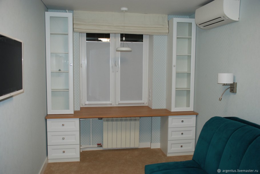 Полки у окна