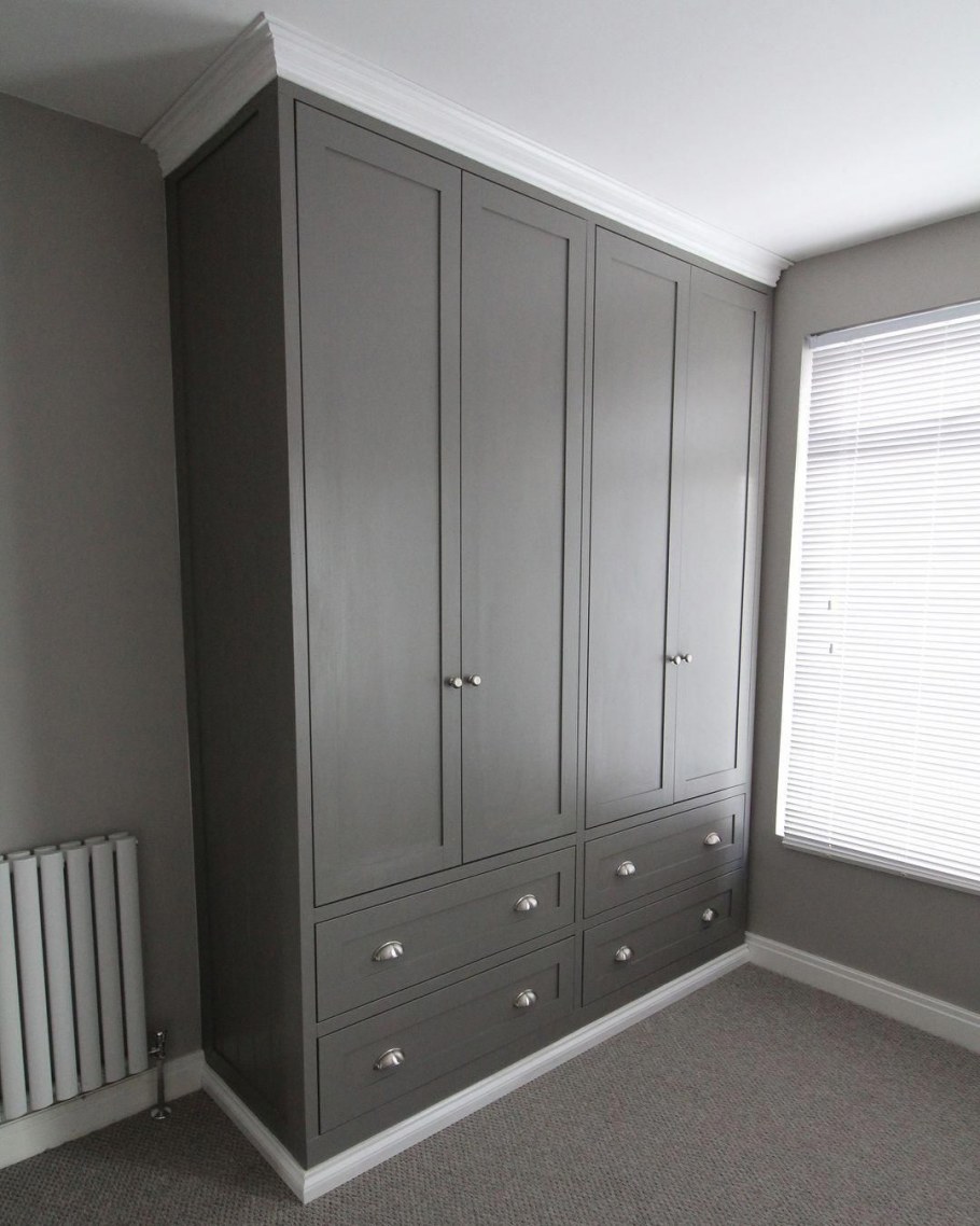 Белый встроенный шкаф в спальню