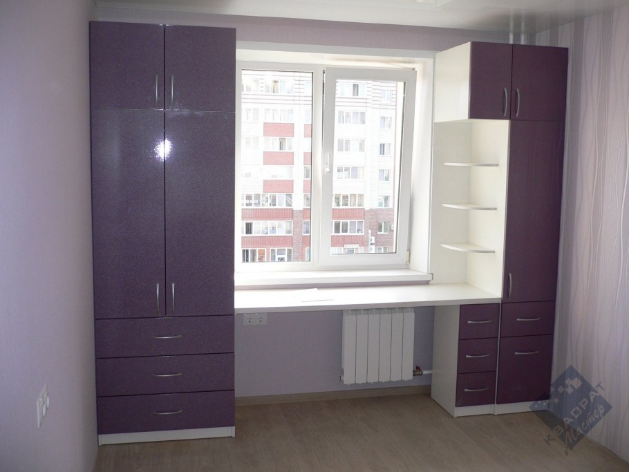 Шкаф возле окна в спальне