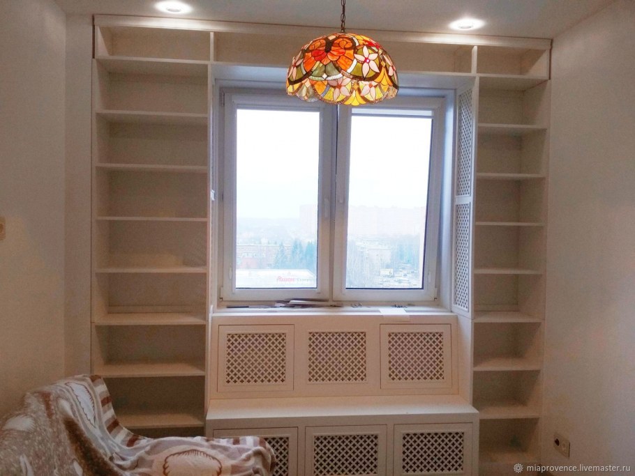 Шкаф вокруг окна