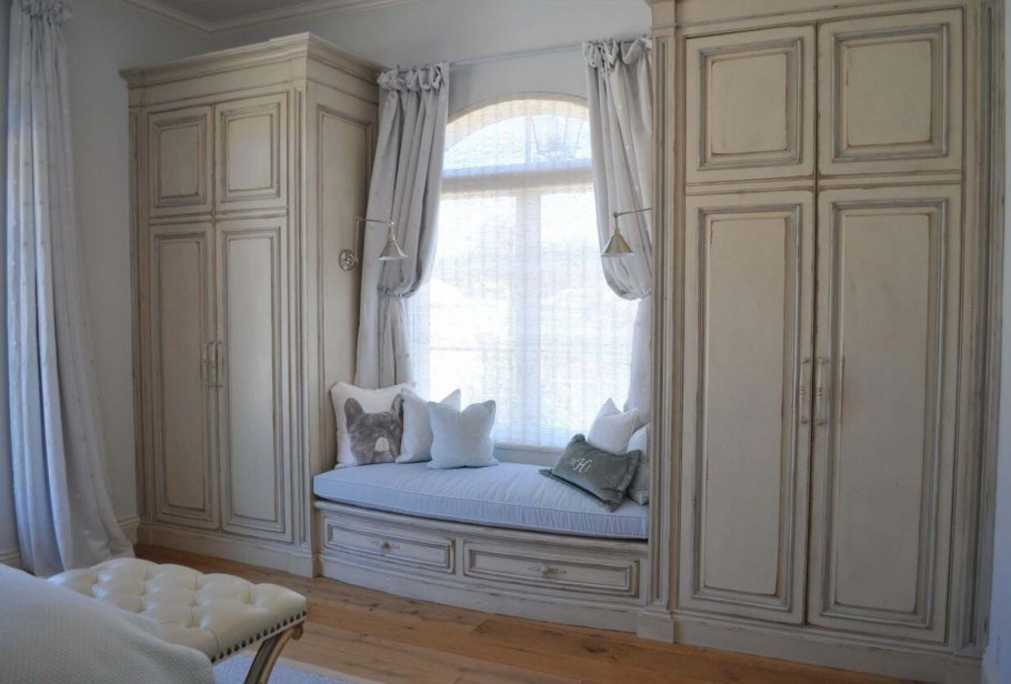 Шкаф возле окна в спальне