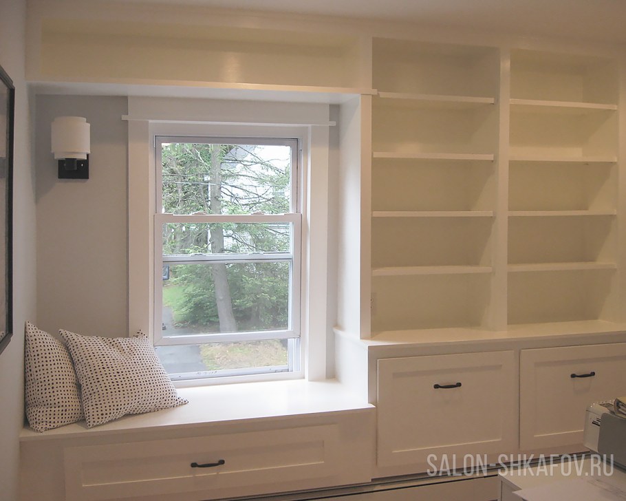 Шкаф в оконном проеме