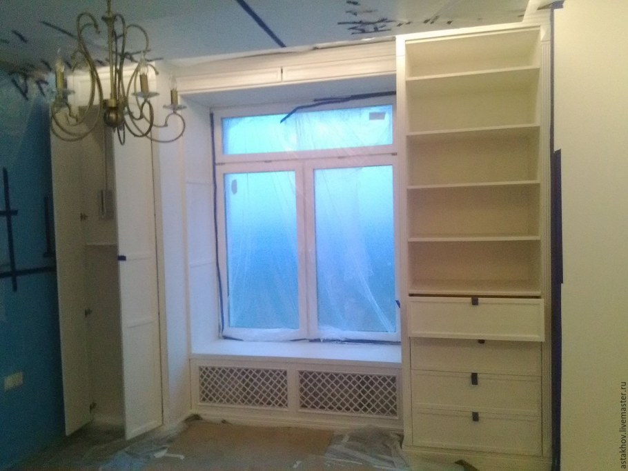 Шкаф около окна в спальне