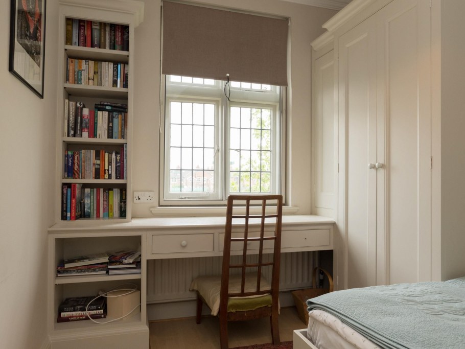 Шкаф у окна со столом