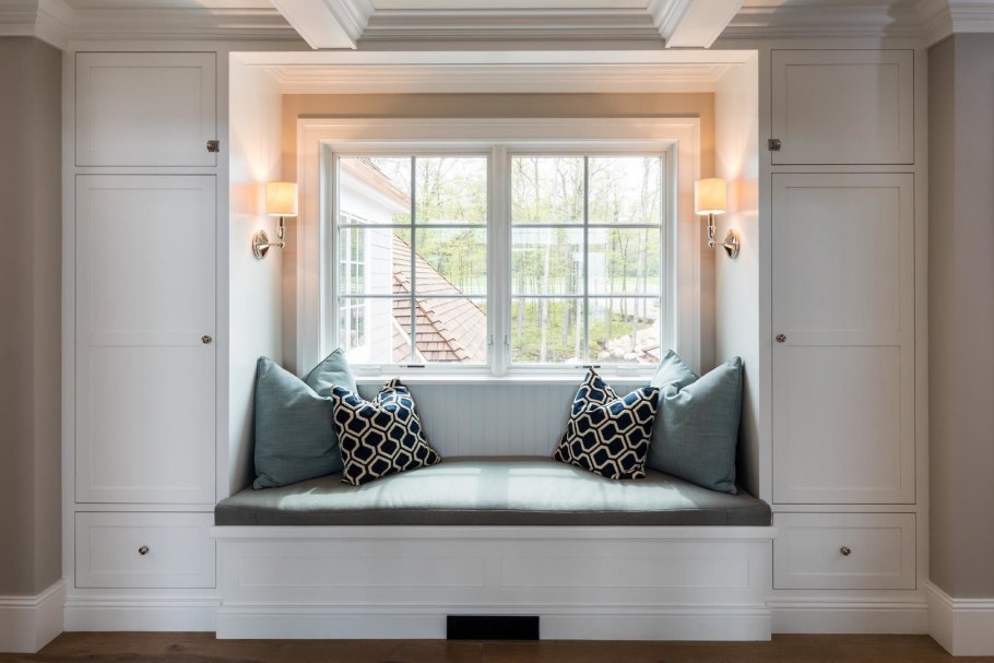 Шкафы у окна в интерьере