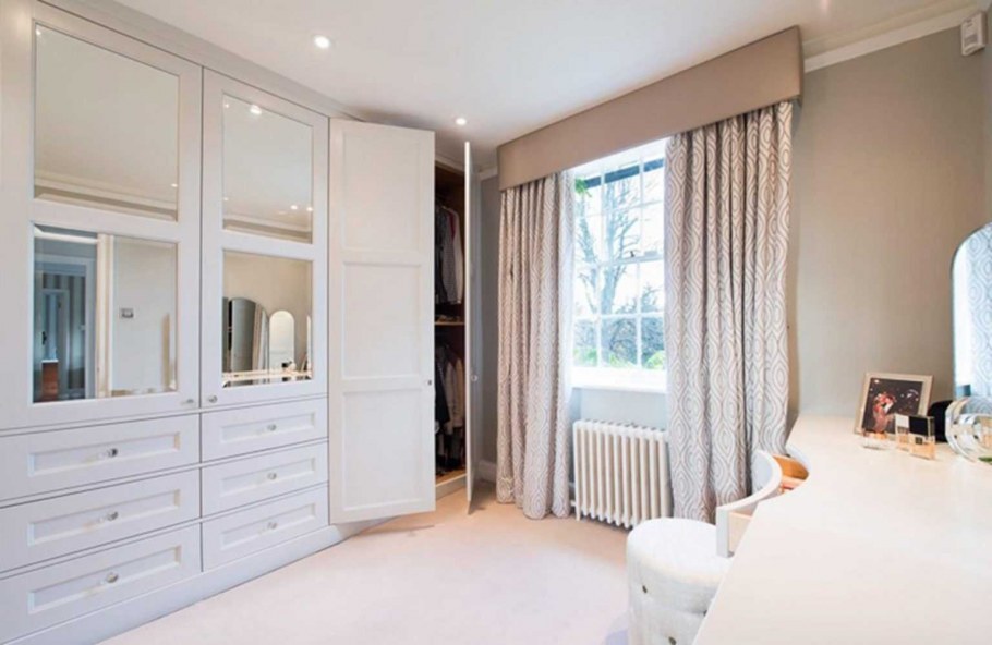 Шкаф у окна со столом