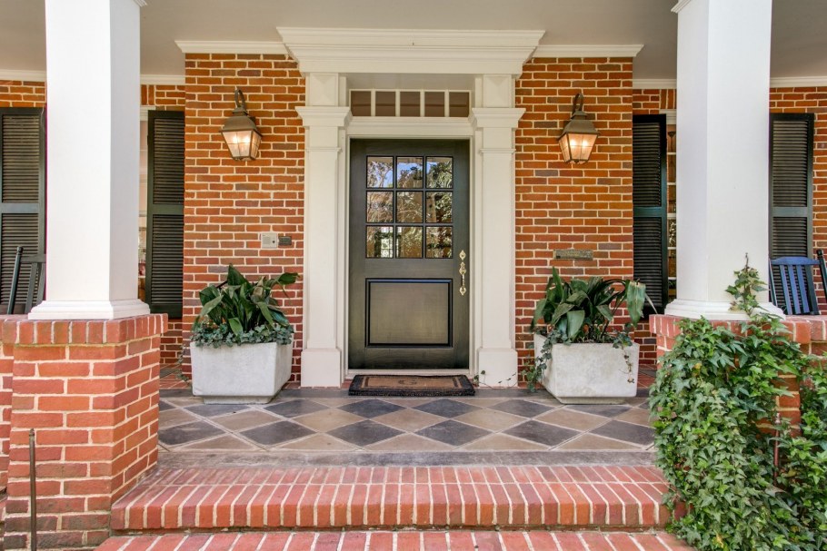 Входная дверь в дом