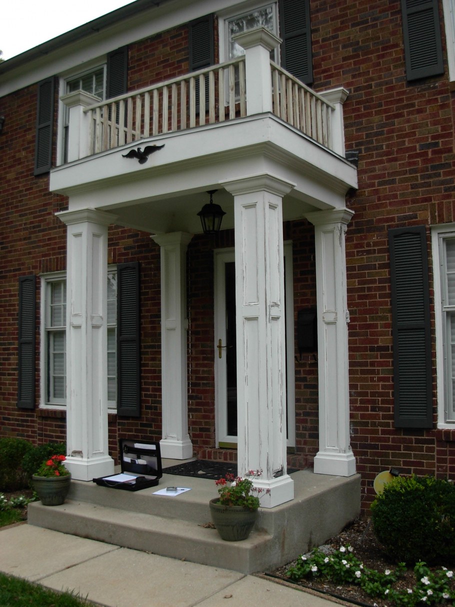 Крыльцо с камеенными колонами