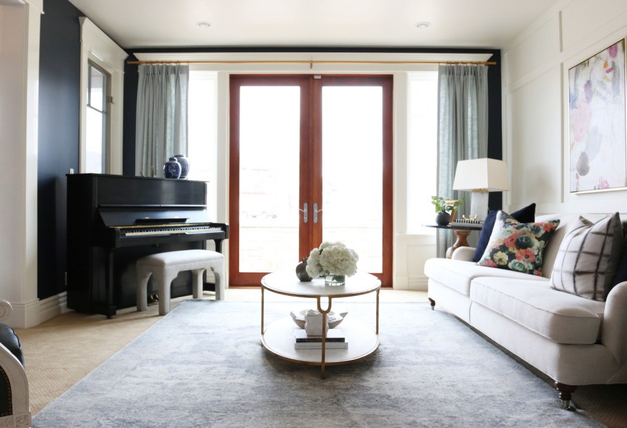 Пианино в интерьере маленькой гостиной