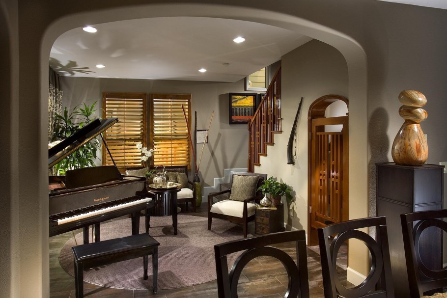 Рояль в интерьере деревянного дома