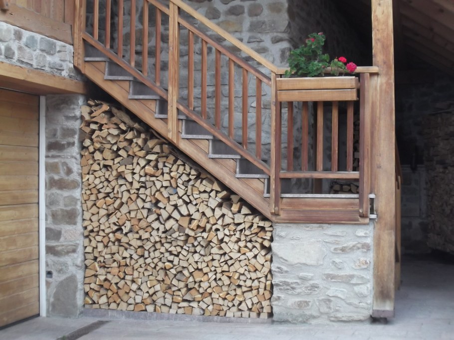 Дрова под лестницей