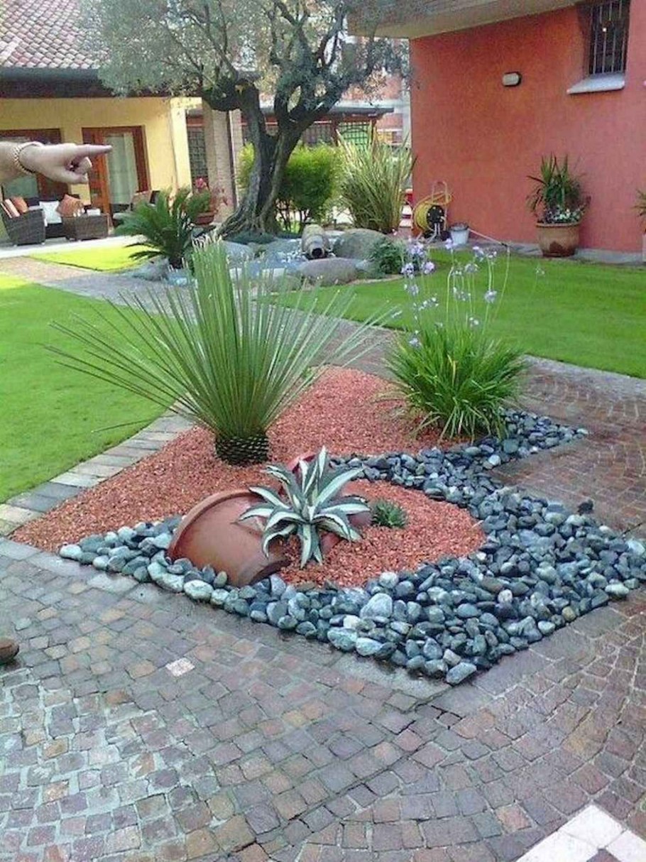 Клумба из щебенки