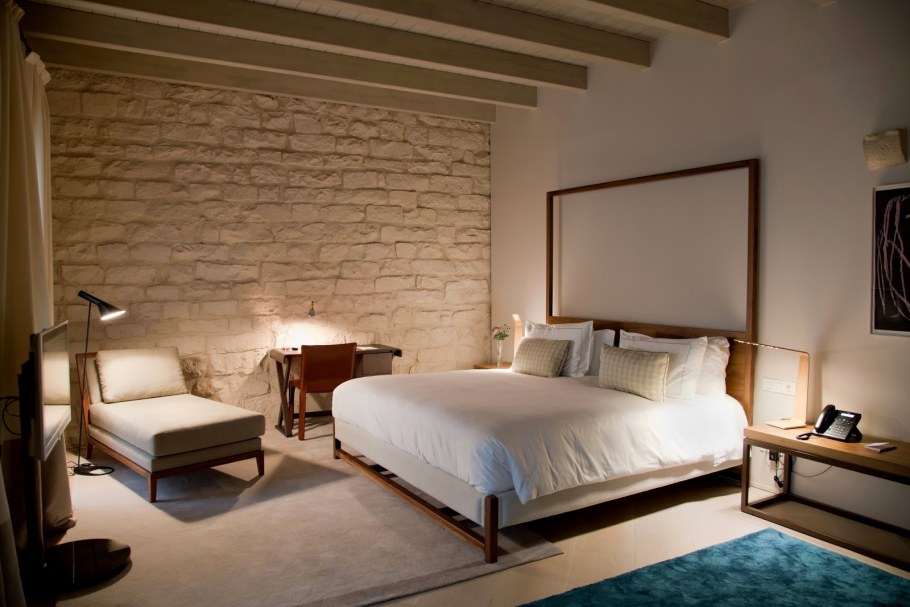 Декоративный камень в спальне над кроватью