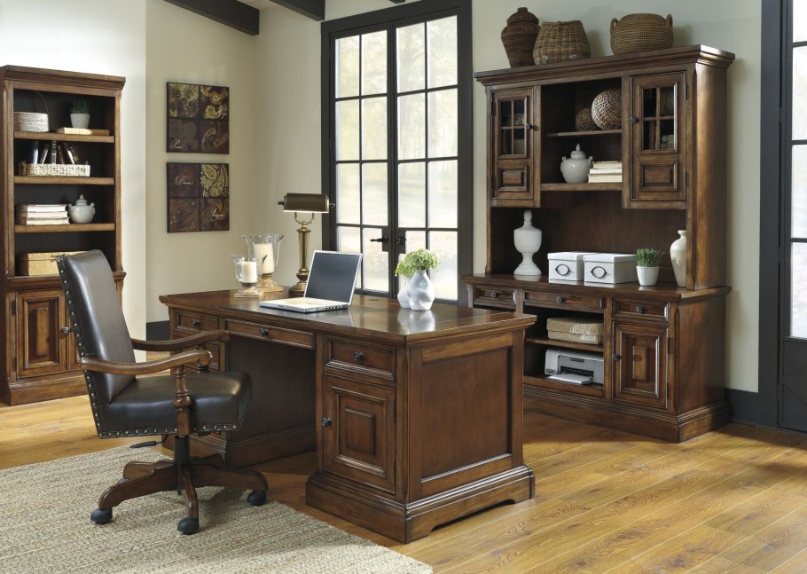 Письменный стол для домашнего кабинета