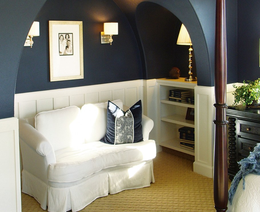 Встроенные полки в гостиной